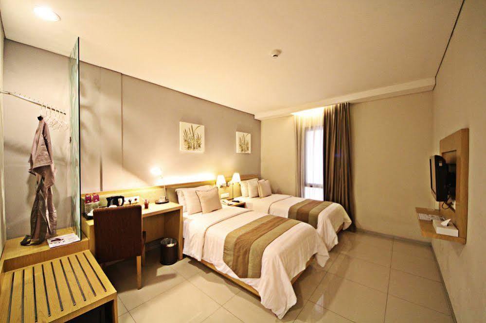 Hotel Anggrek Gandasari Бандунг Экстерьер фото