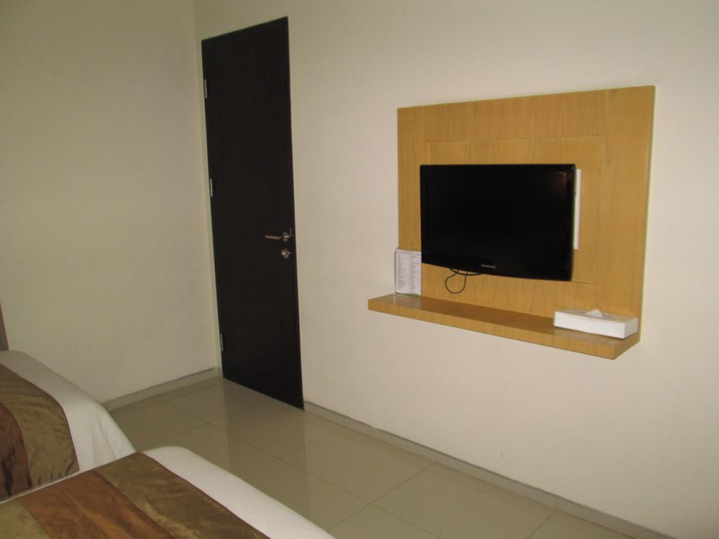 Hotel Anggrek Gandasari Бандунг Экстерьер фото